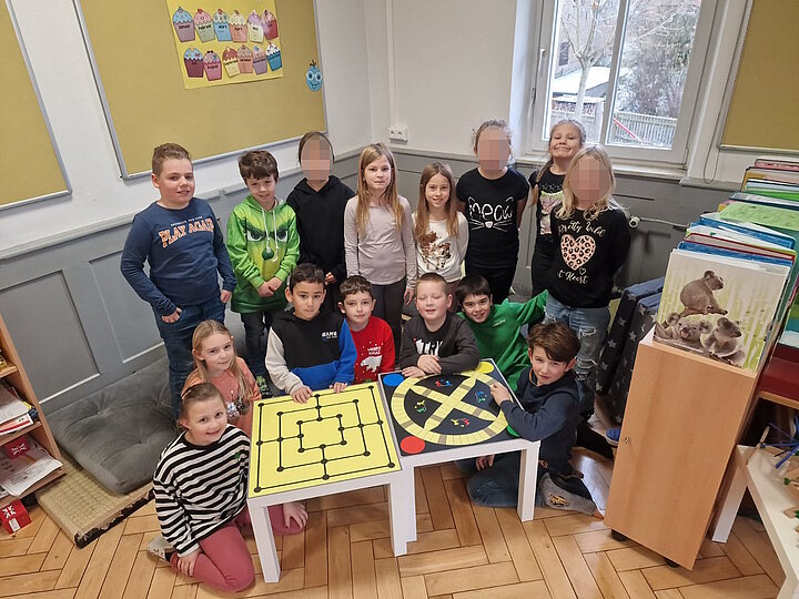 Schüler an den Spieltischen